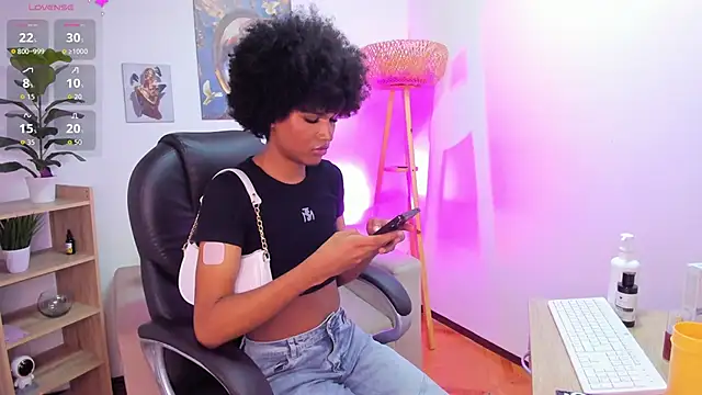 NaomiSaenz_ webcam