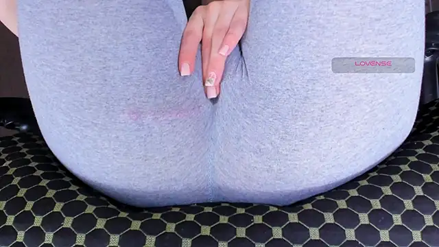 Cameltoe_squirt_inPants