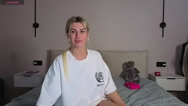 Whiteflower_xo live cam on StripChat
