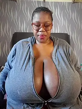 BoobsQueen46K webcam