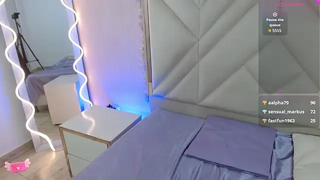 Karla_tay1