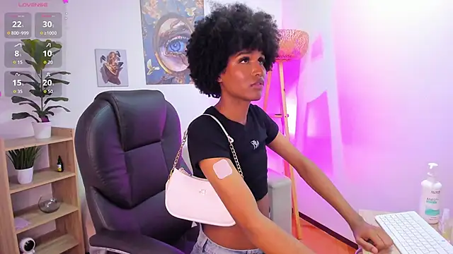NaomiSaenz_ webcam