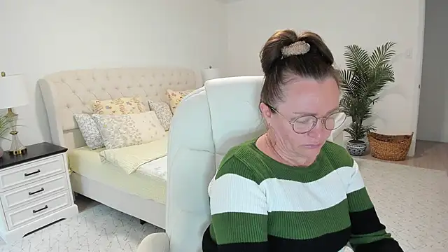 Vika73 live cam on StripChat