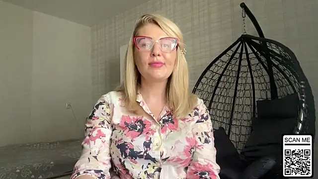 Blondie_xoxoxo live cam on StripChat