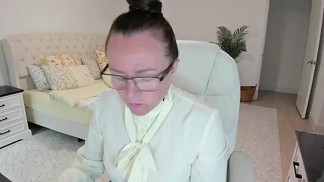 Vika73 live cam on StripChat