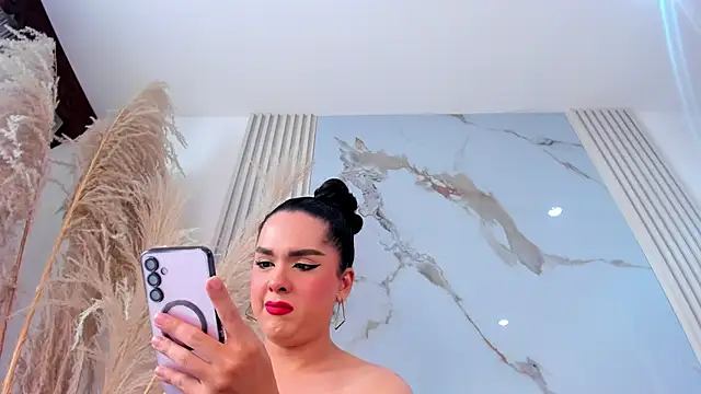 Niaraie - Trans webcam sex chat