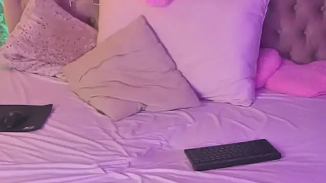 MilanaHotts webcam