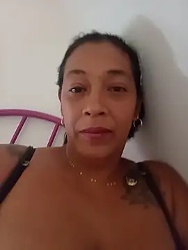 candelahot10 live cam on StripChat