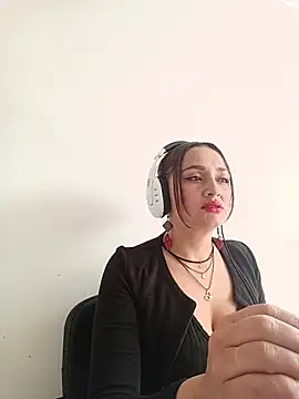Alejandra_N live cam on StripChat
