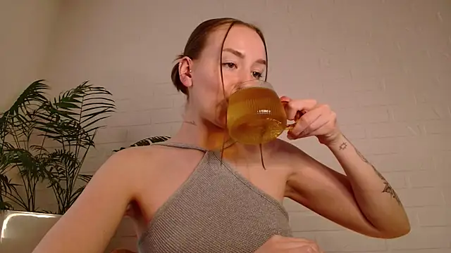 WhitePrincessLuna live cam on StripChat
