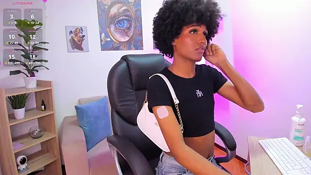 NaomiSaenz_ webcam