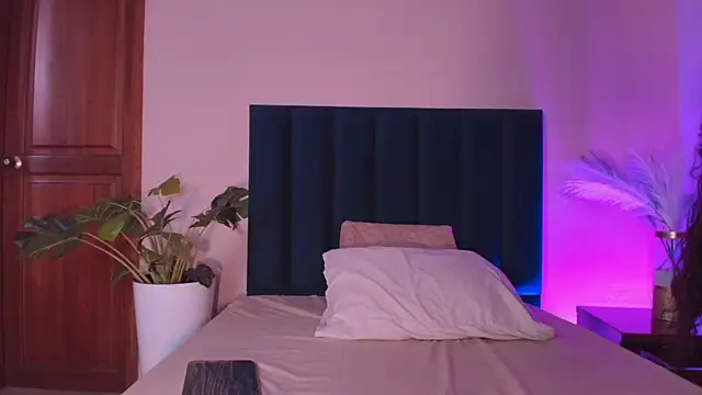 Watch CelesteQueeen live on EroticFlix - High definition streams