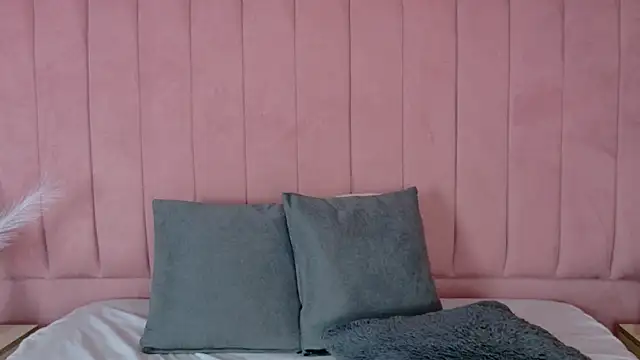 scarlhettbrown (F young) - kisses to the camera