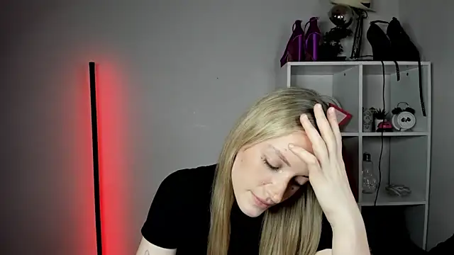 EvelynBlond webcam