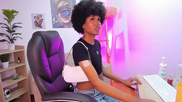 NaomiSaenz_ webcam