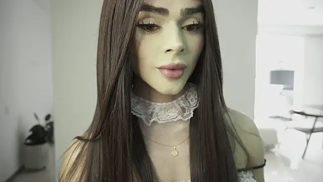Raveie - Trans webcam sex chat