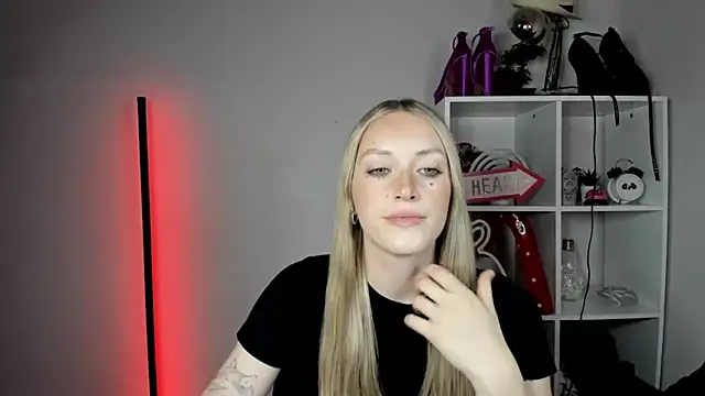 EvelynBlond live cam on StripChat