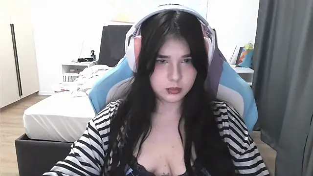 LunarMia live cam on StripChat