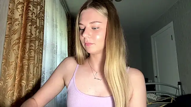 HoneysPiee live cam on StripChat