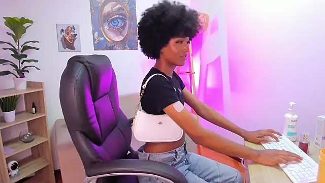 NaomiSaenz_ webcam
