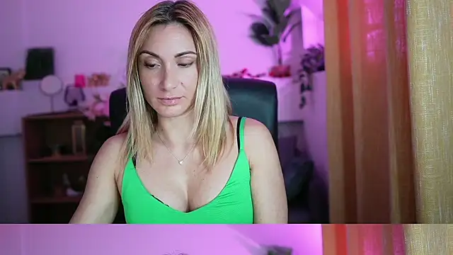 Cum_with_sarah18 live cam