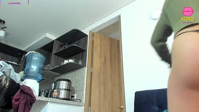 Bessie32 live cam on StripChat