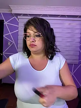 MiiaaJoness webcam