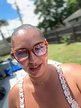 lovely_beast live cam on StripChat