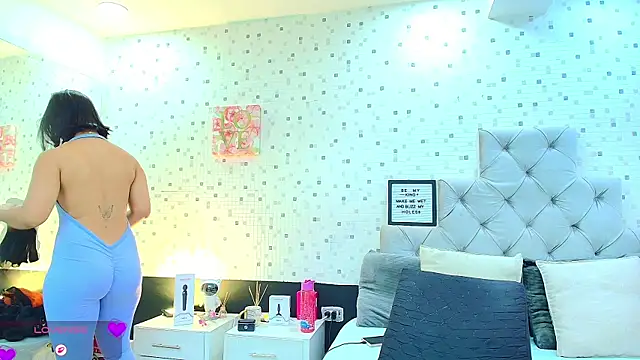 JulietaReyess live cam on StripChat