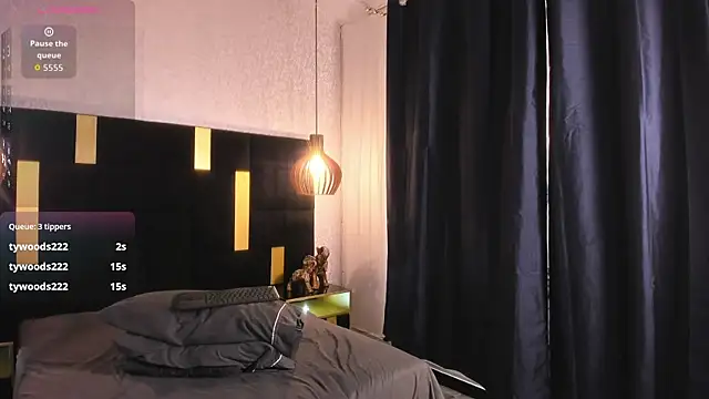 Lucio__Fox live cam on StripChat