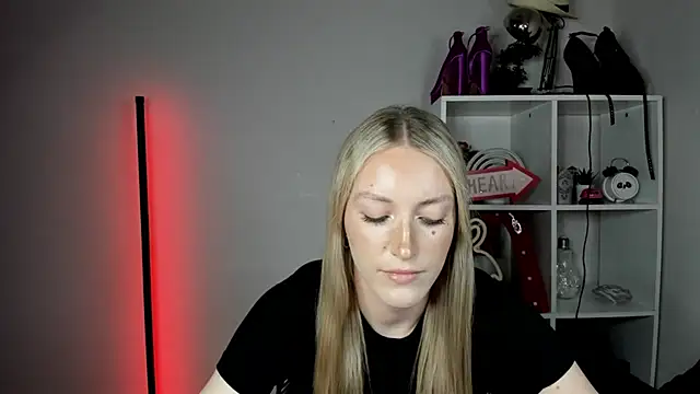 EvelynBlond webcam