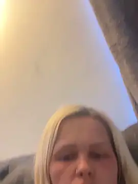 BlondeMilfXo webcam