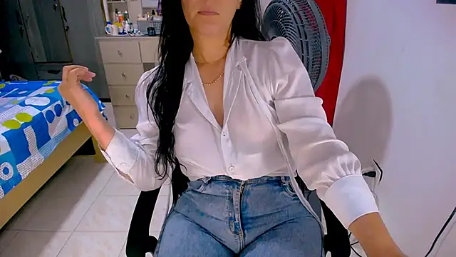 BitterMomXxx webcam