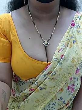 luci-queen live cam on StripChat