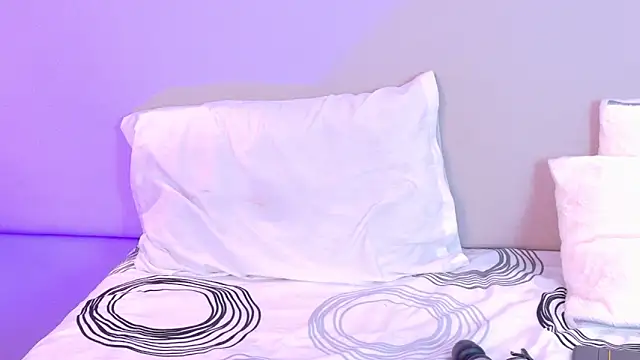 NaomiKlarc webcam