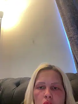 BlondeMilfXo webcam
