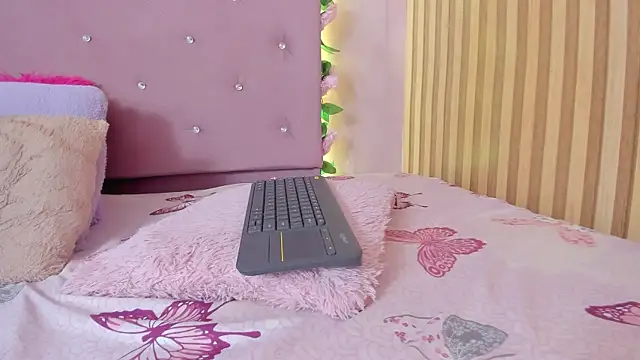 lovely__kiss__ live cam on StripChat