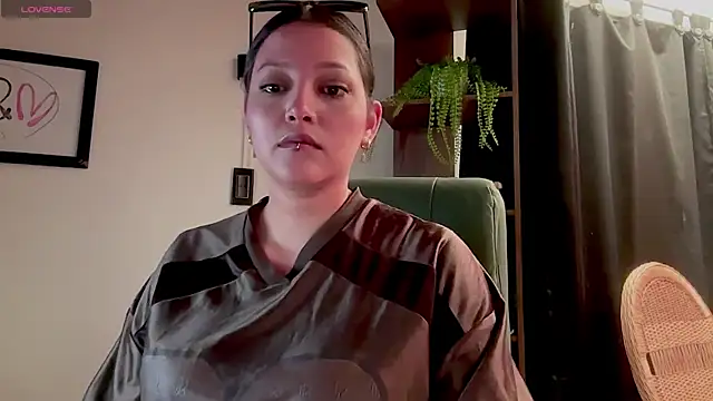 MarcellaGriffin live cam on StripChat