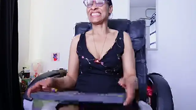 Aries_Mature webcam