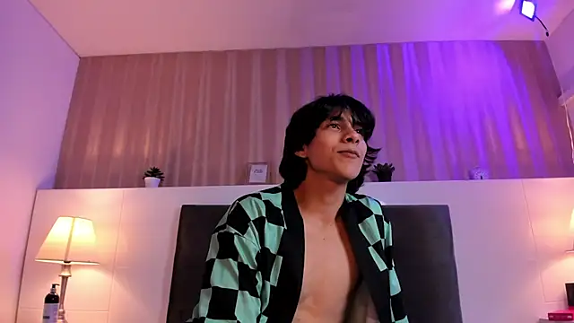 Cheys_Mast live cam on StripChat