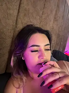 Antonella_Julieta live cam on StripChat