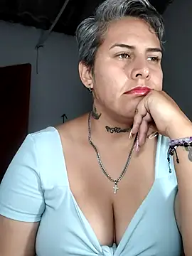 Yessi_rousse live cam on StripChat