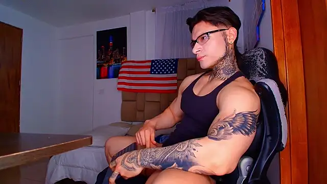 denniswalkerr (M young) - Shirt off and jerk off very hard 💪🥵💦