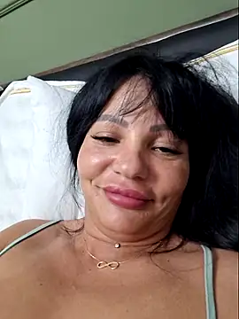 ella_sweety00 (F milf) - bare breasts in public