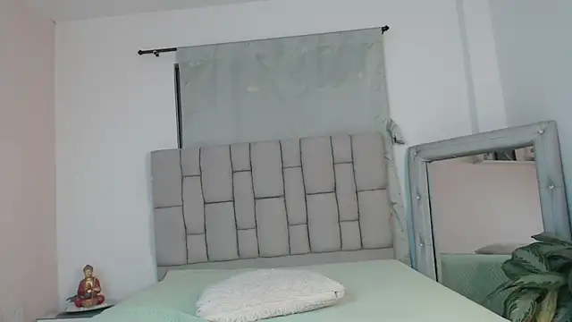 lily_rose1 (F milf) - show  to pussy