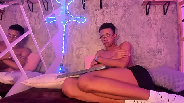 patrick_lovee (M twink) - two fingers in the ass