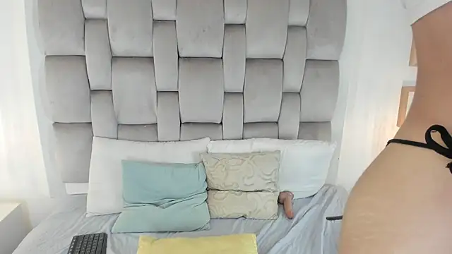 alessadolly (T teen) - play with my ass with fingers and cream