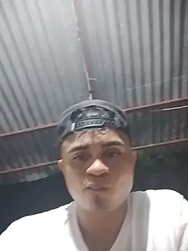 HOTRAINYGOLDEN webcam