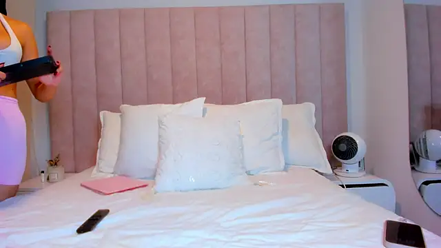 kittyy_milk_001 - Kittyy_milk_001's free webcam - UK Sex Cams