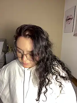 AlmaraRouge live cam on StripChat